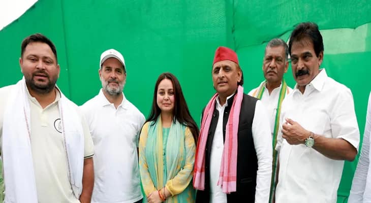 ভোটার অধিকার যাত্রা: বিহারের সিওয়ানে যোগ দিলেন  সাংসদ তথা সপা প্রধান অখিলেশ যাদব, সঙ্গে রয়েছেন রাহুল গান্ধী ও তেজস্বী যাদব
