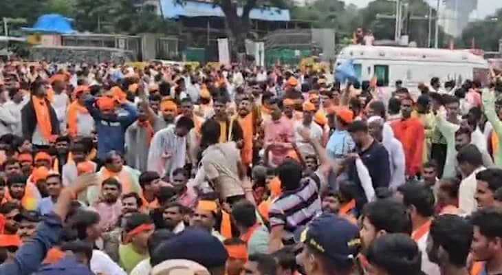 মারাঠা সংরক্ষণ ইস্যুতে মুম্বইয়ের আজাদ ময়দানে বিক্ষোভ চলছে