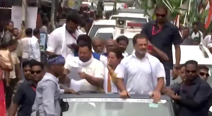 বিহারের সিওয়ানে ভোটার অধিকার যাত্রায় সামিল কংগ্রেস সাংসদ রাহুল গান্ধী, সপা প্রধান অখিলেশ ও আরজেডি নেতা তেজস্বী যাদব