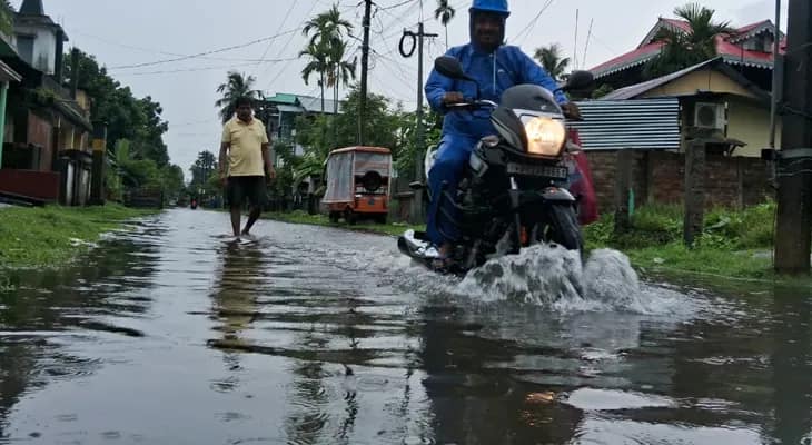 ভারী বৃষ্টিতে জলমগ্ন জলপাইগুড়ি শহরের একাধিক ওয়ার্ড,  অরবিন্দনগর এলাকায় জল থইথই