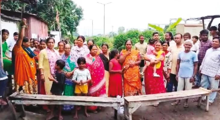 কাঁচা রাস্তা পাকা করার দাবি স্থানীয়দের, বেঞ্চ পেতে বিক্ষোভ ইসলামপুরে