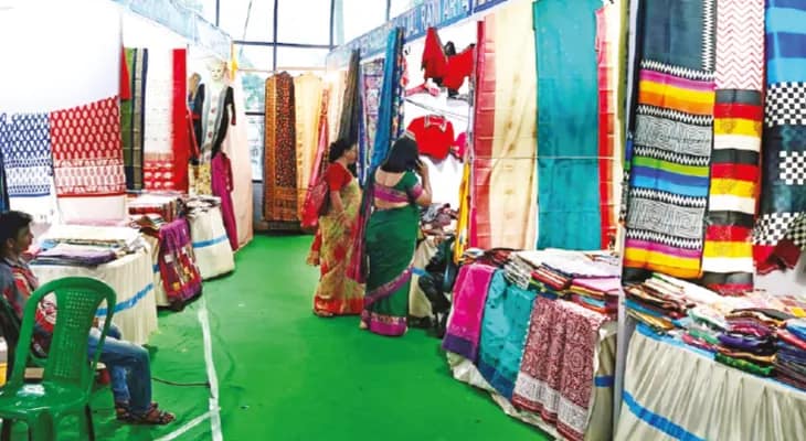 খারাপ আবহাওয়া, আমতলা়র তাঁত বস্ত্র মেলায় দেখা মিলছে না ক্রেতার