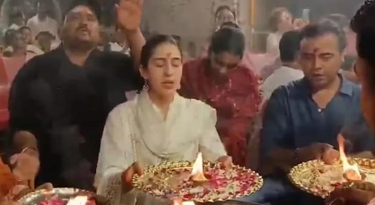 দশাশ্বমেধ ঘাটে গঙ্গা আরতিতে অংশ নিলেন বলিউড অভিনেত্রী সারা আলি খান