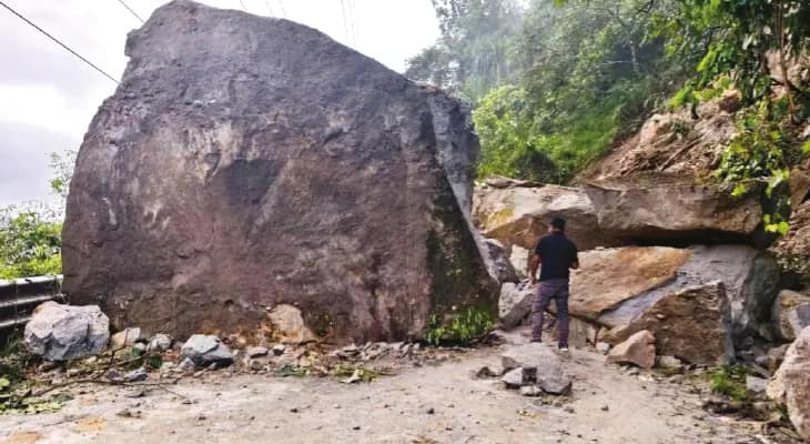 টানা বৃষ্টিতে ধস, দিনভর বন্ধ সিকিমগামী ১০ নম্বর জাতীয় সড়ক, সচল বিকেলে