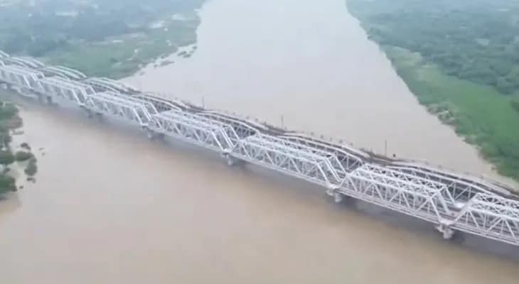 প্রবল বৃষ্টিতে বেড়েছে জল, বিপদসীমার উপর বইছে যমুনার জলস্তর
