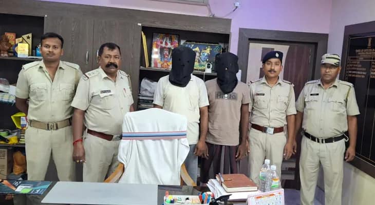 লালগোলার তারানগর গ্রামে অভিযান চালিয়ে এক বাংলাদেশি ও তার আশ্রয়দাতাকে গ্রেপ্তার করল পুলিস