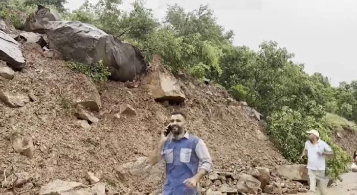 জম্মু-শ্রীনগর হাইওয়েতে ধস, সাধারণ মানুষকে বাড়ির ভিতরে থাকার অনুরোধ প্রশাসনের