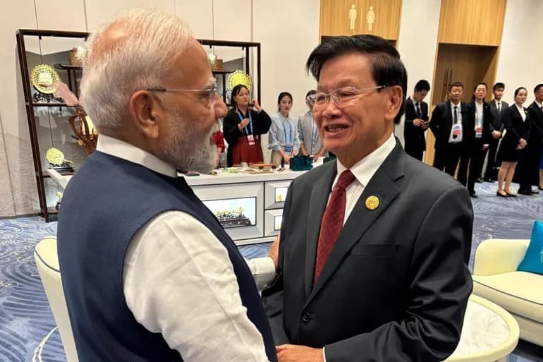 লাওসের প্রেসিডেন্টের সঙ্গে সাক্ষাৎ ভারতের প্রধানমন্ত্রী নরেন্দ্র মোদির