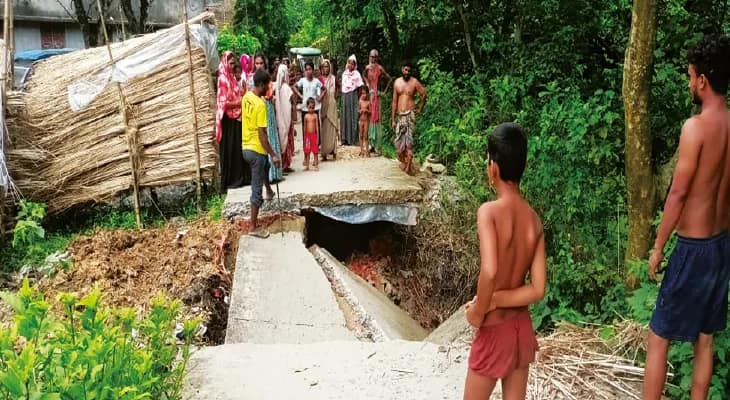 একবছর নদীর উপর ঝুলছিল, শেষঅবধি ভেঙেই পড়ল রাস্তা