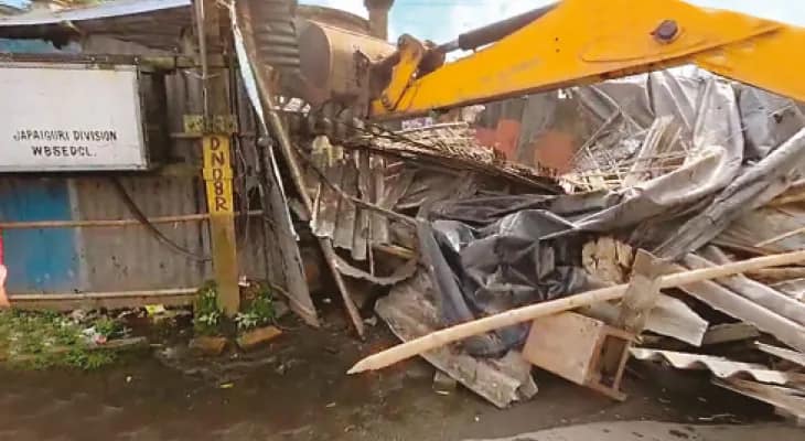 মাদক বিক্রি: ৪ জনকে গণধোলাই, পুলিসের হাতে দিলেন এলাকাবাসী