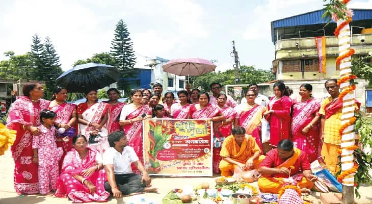 মাতঙ্গিনী ব্লকের ডিমারিতে মহিলা পরিচালিত দুর্গাপুজোর খুঁটিপুজো, থিম ঢাকার বৌদ্ধ মন্দির
