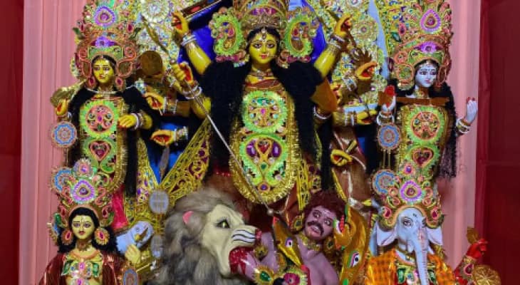 মা দুর্গার বামে গণেশ, ডানে থাকেন কার্তিক, বেহালার বন্দ্যোপাধ্যায় পরিবারে উলটপুরাণ