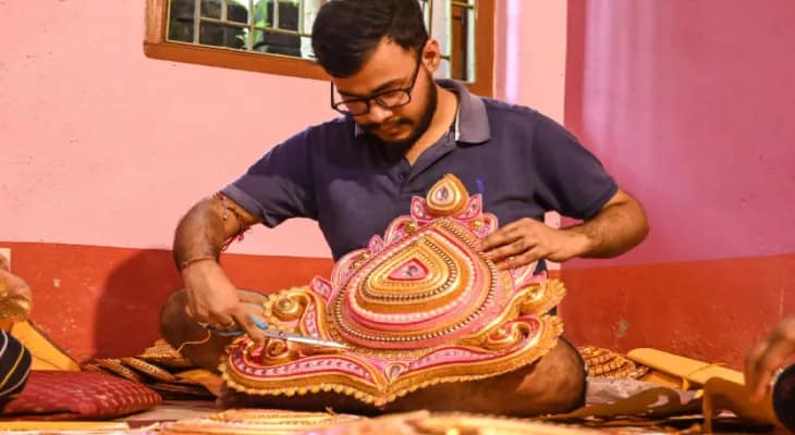 প্রতিমার অলঙ্কার গড়েই সংসার চালান বালুরঘাটের কলেজ পড়ুয়া