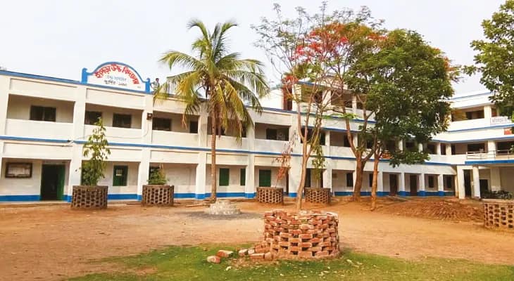 অযোগ্য তালিকায় দু’জন স্কুল শিক্ষক, সঙ্কটে পাড়ুইয়ের হাঁসড়া উচ্চ বিদ্যালয়