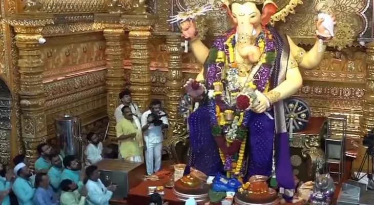 মুম্বইয়ে লালবাগচা রাজার আরতি চলছে