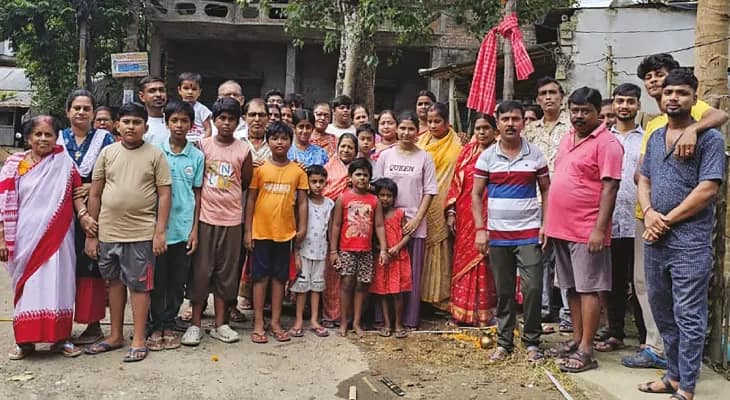 কেদারনাথ মন্দিরের আদলে মণ্ডপ, কড়ি ও ঝিনুকের তৈরি প্রতিমা রেনবো ক্লাবের