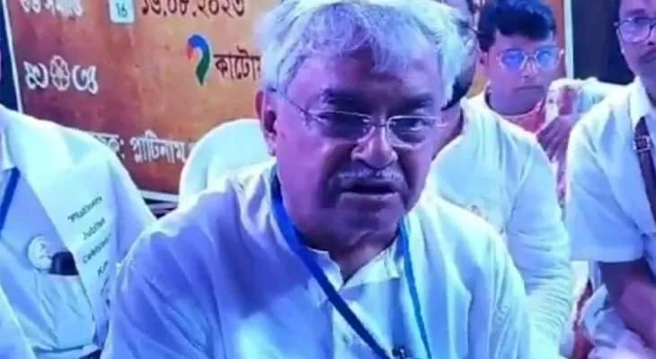 হাওড়ায় দুর্ঘটনার কবলে গাড়ি, অল্পের  জন্য রক্ষা পেলেন মন্ত্রী প্রদীপ মজুমদার