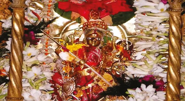 দত্তবাড়ির ৪০০ বছরের দুর্গোৎসবে সন্ধিপুজোয় কালো পাঁঠা বলির রীতি