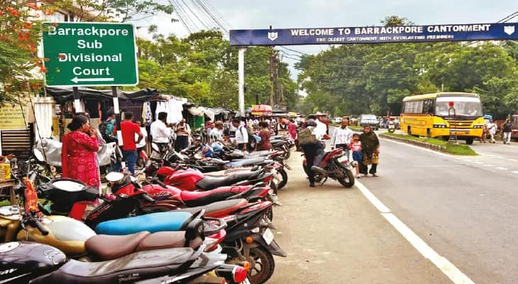আইনজীবীরা বসেন কোর্টের পার্কিং লটে, গাড়ি রাখতে হচ্ছে ব্যস্ত রাস্তায়