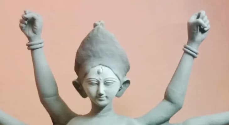 বেহালা: শুকদেবপুরের ভট্টাচার্য পরিবারে বড় মেয়ে হিসেবে পুজো দুর্গার