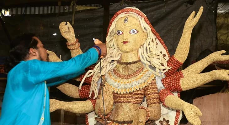 হাবড়ায় শুকনো গাছের ডালপালা দিয়ে দুর্গামূর্তি, শিল্পীর কাজে চমক