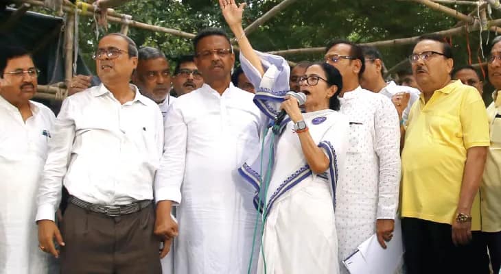 গান্ধীমূর্তির পাদদেশে খোলা হল তৃণমূলের মঞ্চ : ‘সেনার অপব্যবহার করে স্বার্থ চরিতার্থ করছে বিজেপি’, তোপ মমতার