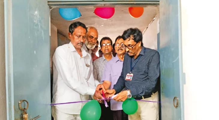 ‘মোবাইল ছাড় বই ধর’ বার্তা, আরামবাগ হাইস্কুলে শুরু বইমেলা