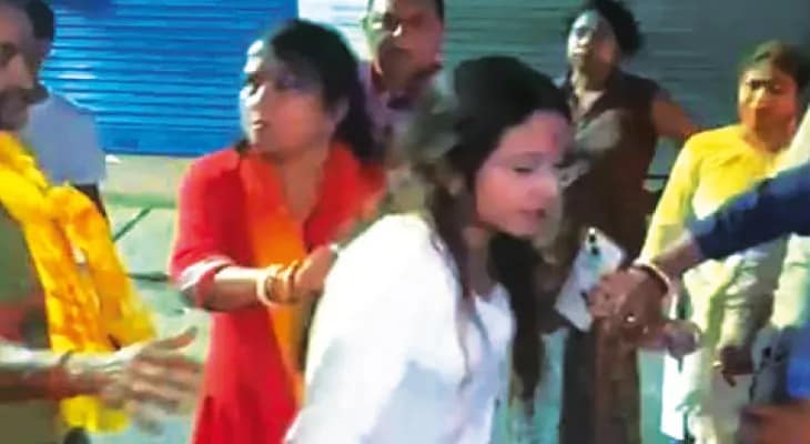 গণেশ পুজোর বিসর্জন শেষে হাঙ্গামা ‘বেসামাল’ মেয়র পারিষদের! বিতর্ক