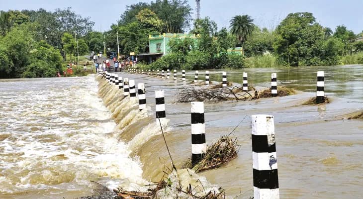 শাল নদীর জলে ডুবল বালিজুড়ির দু’টি কজওয়ে, বিপাকে ১০টি গ্রামের বাসিন্দা