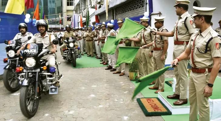 রাত ১২টা থেকে ভোর পর্যন্ত প্রতি ঘণ্টায় মণ্ডপের ছবি, সূচনা হল ৮ পুলিস বাইকের