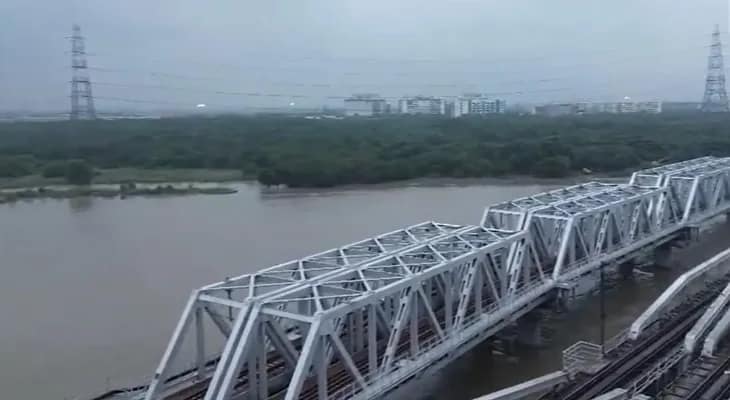 প্রবল বৃষ্টির জেরে মঙ্গলবার সকালে দিল্লির লোহা পুল এলাকায় বিপদসীমা অতিক্রম করল যমুনার জল