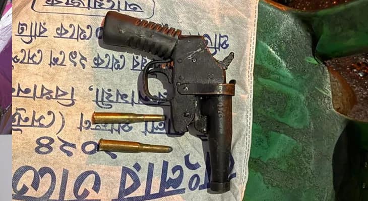আগ্নেয়াস্ত্র ও দু’রাউন্ড কার্তুজ সহ গতকাল মধ্যরাতে কলকাতার বাবুঘাট বাসস্ট্যান্ড থেকে ধৃত ২