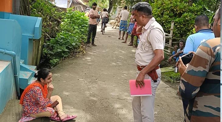 বিয়ের দাবিতে বিজেপি নেতার বাড়ির সামনে ধর্না
