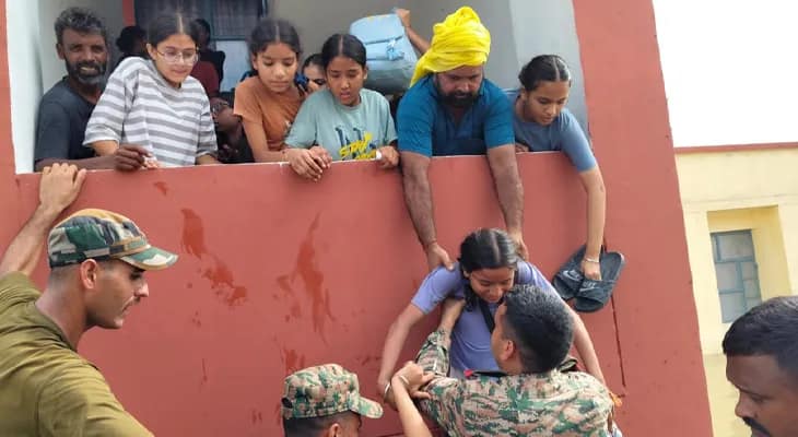 পাঞ্জাবের গুরুদাসপুরে বন্যা পরিস্থিতি, ত্রাণ বিলি ও উদ্ধারকাজে সেনা জওয়ানরা