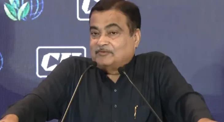 নয়াদিল্লিতে সভায় বক্তব্য রাখছেন কেন্দ্রীয় মন্ত্রী নীতীন গাদকারি