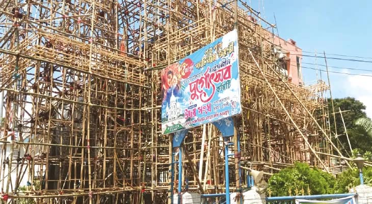 প্যারিসের গির্জা থেকে মরু শহরের রাজমহল, দশভুজার বন্দনায় চমক চুঁচুড়ায়
