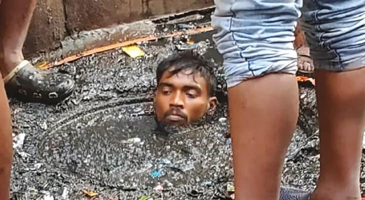 স্বাধীনতার ৭৮ বছর পরও প্রাণের ঝুঁকি নিয়ে ম্যানহোলে নামেন সাফাই কর্মীরা