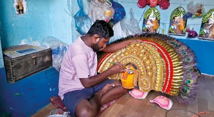 দিল্লি সহ বিভিন্ন জায়গা থেকে মণ্ডপসজ্জার বরাত, নাওয়া খাওয়ার সময় নেই শিল্পীদের