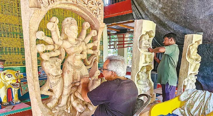 হিরালিনী দুর্গোৎসবের পঁচিশে পা, যুক্ত হবে কাঠ খোদাইয়ে তৈরি ষষ্ঠ দুর্গামূর্তি