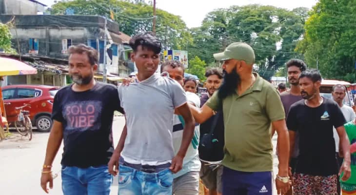রেশন বিক্রির টাকায় মাদক কিনতে এসে জুটল গণধোলাই