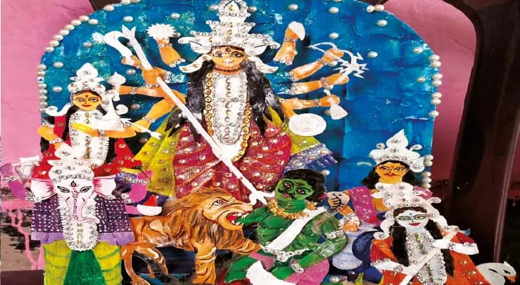 মাছের আঁশ দিয়ে দুর্গামূর্তি তৈরি করে সাড়া ফেলেছেন কেশপুরের মহিলারা