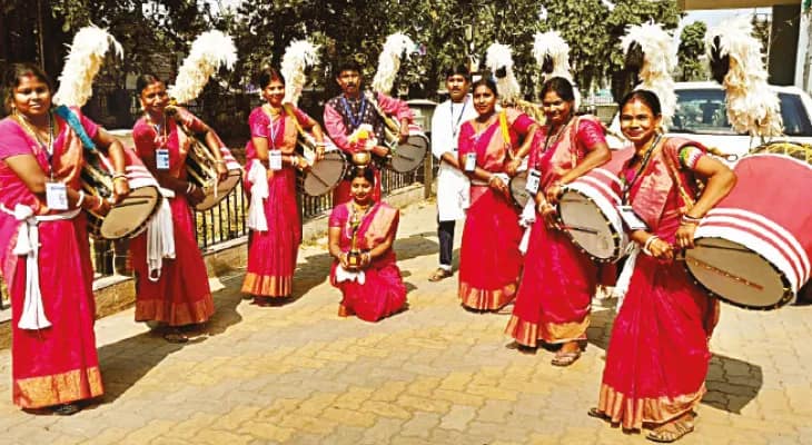 মহালয়া থেকে কার্নিভাল পর্যন্ত বরাত, খুশি আরামবাগের মহিলা ঢাকির দল