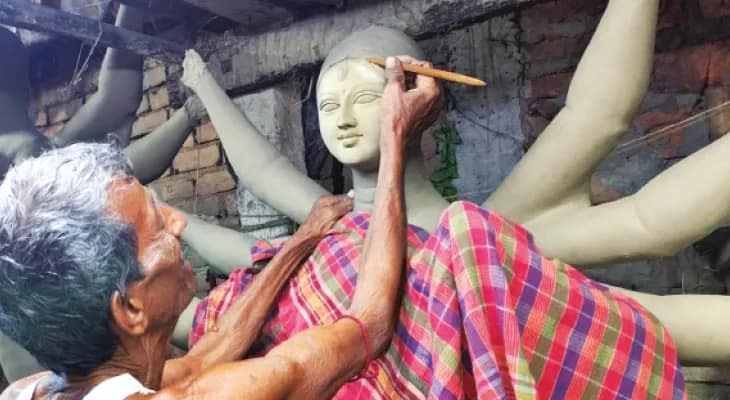 বয়স ৭৪ বছর, কাঁপা হাতেই দুর্গা তৈরি করে চলেছেন সুন্দরবনের প্রতিমা শিল্পী