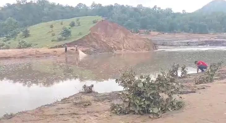 ছত্তিশগড়ের বলরামপুরে আচমকা ভেঙে পড়ল ড্যাম, বন্যার জেরে একাধিক মৃত্যুর আশঙ্কা