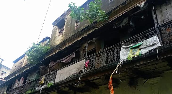হাওড়ায় ভেঙে পড়ল ১০০ বছরের পুরনো বাড়ি, আতঙ্কিত স্থানীয়রা