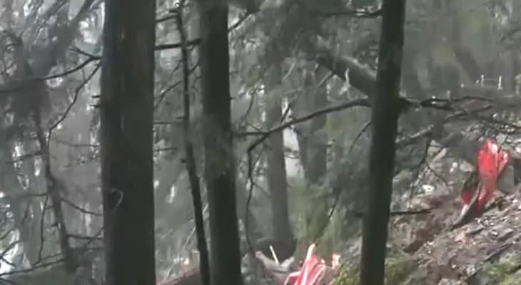 হিমাচলপ্রদেশের সিমলায় ভারী বৃষ্টিপাতের জেরে মুখ্যমন্ত্রীর বাসভবনের নিকটেই ভূমিধস, উপড়ে গেল গাছ