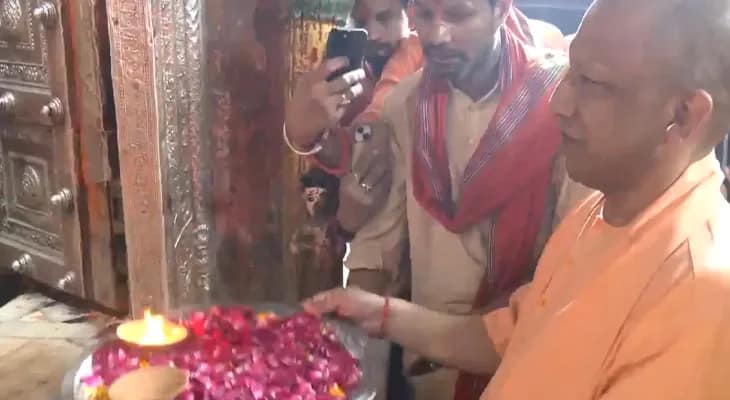 অযোধ্যার হনুমান মন্দিরে গেলেন উত্তরপ্রদেশের মুখ্যমন্ত্রী যোগী আদিত্যনাথ