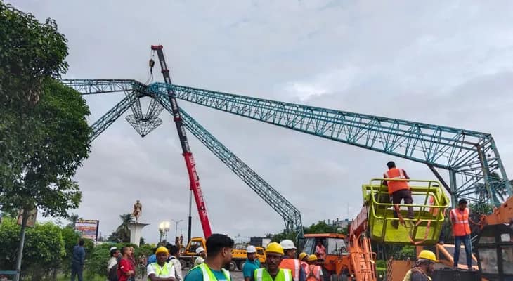 বৃষ্টির মধ্যেই ‘বিপজ্জনক’ হলদিয়া গেট ভাঙার কাজ শুরু