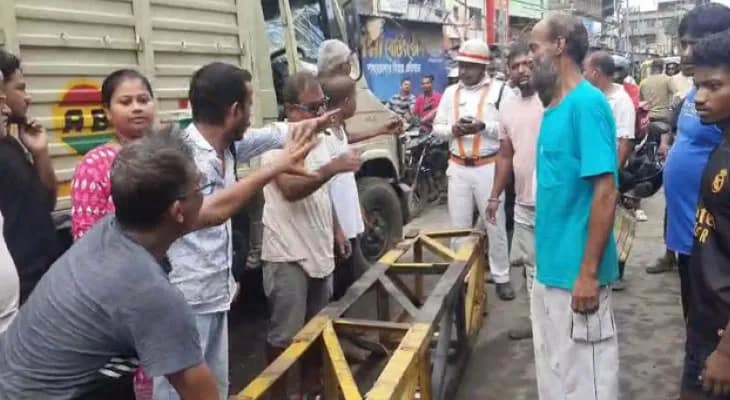 সোদপুরে ফ্লাইওভারের হাইট বারে গাড়ির ধাক্কা, বিম ভেঙে জখম বাইক আরোহী