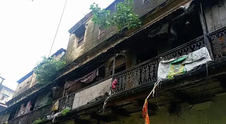 হাওড়ায় ভেঙে পড়ল জীর্ণ বাড়ির একাংশ, প্রাণে বাঁচলেন বাসিন্দারা